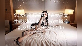 可爱的金发女孩被大公鸡在她的紧屁股上操的!