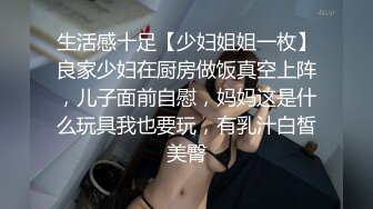  风骚小婊妹让小哥亲着小嘴玩奶子摸屁股慢慢扒光给狼友看