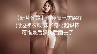 【新片速遞】商场女厕偷拍 破洞牛仔裤美女的小黑B 一边抽烟一边玩手机