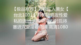 【双胞胎姐妹花浴室诱惑】长相清纯带着眼镜，浴室脱光光湿身诱惑，贫乳小奶子，翘起美臀拍打，坐马桶上掰穴特写