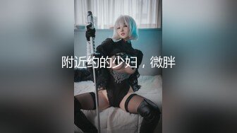 大屁股骚奶子黑丝诱惑颜值也还不错的无敌骚浪贱，让小 哥床上放肆抽插，奶子乱晃叫的骚，后入双插菊花逼逼