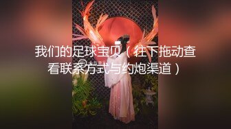 一字马极品女神床上劈叉露逼给金主爸爸操，水嫩美穴太紧了，只能轻轻的插进去。