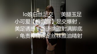 颜值不错的女白领深夜陪狼友发骚，自己揉捏奶子自慰逼逼掰开骚穴撅着屁股