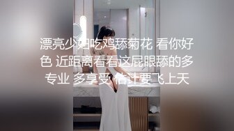   这么纯的大学生女神 柔柔校园风情立马让人情欲沸腾 好甜啊，苗条精致舔吸鸡巴很用力