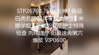 三男两女居家乱交Party,俩小母狗翘着蜜桃臀等待大J8的进入,场面疯狂,呻吟声不断