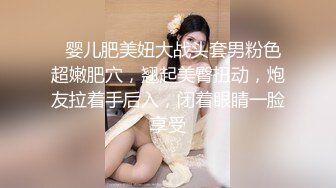 蜜桃臀小骚货躺在床上被大哥草嘴玩奶子掐奶头，主动上位被大哥无套爆草抽插各种姿势蹂躏，直接干内射真骚