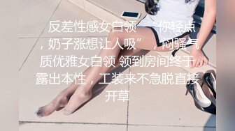 颜值不错的小少妇露脸镜头前卖骚，让大哥在一旁玩自己的骚逼，道具抽插摩擦手抠搞的骚穴淫水十足光亮丝滑