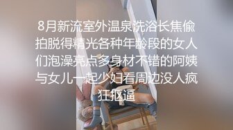  小骚逼露脸洗干净了伺候小哥哥诱惑狼友，舔鸡巴的样子好骚吸蛋蛋，深喉抽插