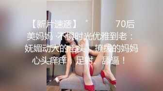 无毛干净小骚逼短发御姐，浴室洗澡湿身诱惑，扒开超紧肥穴，振动棒磨蹭阴蒂，小穴非常敏感，没几下就流出白浆