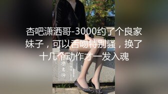 一个奴隶被主人吊起来,用鞭子抽背和屁股,奴隶疼的直哆嗦