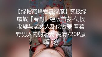 清纯尤物美少女，甜美一脸呆萌，女仆装掏出奶子，无毛粉嫩小穴，道具抽插，表情一脸享受