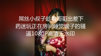 【新片速遞】  商场女厕全景多角度偷拍躲在里面抽烟的长发美女❤️多毛小嫩鲍