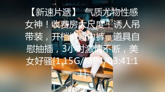 04年职校嫩妹、发育的还不错、衣服都不脱了，拉进厕所调教一番！