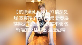 女人为难小女人，全程露脸被姐姐玩弄，亲着小嘴吃着奶还舔逼，搂在怀里揉奶抠逼，浪叫不断表情好骚还上道具