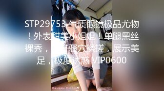 丰满性感御姐约到酒店这打扮美味撩人白色长裤吊带紧身裹胸衣乳沟深深啊抵挡不住用力舔吸尽情啪啪