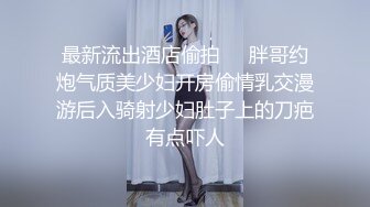 邪恶的房东在简陋的浴室各种角度偷拍几位美女租客洗澡