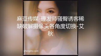 ❤️空姐女神❤️我想大多数男生都想过和空姐来一次吧！来吧，后入空姐，必须让她穿上制服再干她，让空姐像狗一样跪下玩她的骚逼