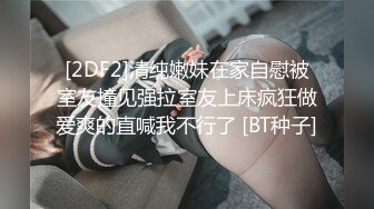   黑丝小妹激情3P，全程露脸被两个小哥床上疯狂蹂躏，性感的小嘴温柔的舔弄大鸡巴