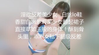 眼镜大叔2000大洋约操兼职美女，肉感身材丰乳肥臀，张开双腿一顿舔逼，沙发上操侧入抽插【MP4/425MB】