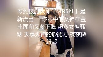 《淫荡小娇妻㊙️极品骚婊》被两个臭男人折腾的好累呀 以后再也不说自己耐草了 被操得淫相毕露 自己握着小骚脚 让自己逼门打开 迎接鸡巴的冲击 (2)