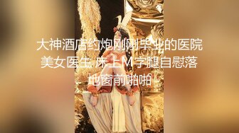 咖啡店女厕全景偷拍美女尿尿居然还有美女在自摸