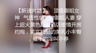 婴儿肥圆脸外围妹纸穿着衣服看似奶子很大  迫不及待扒掉衣服  揉捏奶子舌吻调情