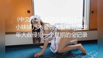 斜腿黑长裙美眉