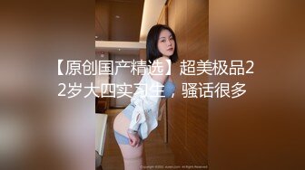  俊男靓女激情3P玩弄风骚小母狗，渣男接了杯尿给骚逼喝真淫荡，一起鸳鸯浴