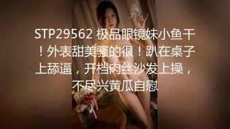 复式别墅楼梯上大战黄发妹子，双飞大战