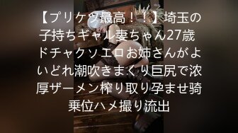 超嫩美臀 你们要的牛仔长筒靴来了，紧身牛仔裤完美凸显小骚货的小翘臀，半脱牛仔裤忍不住后入她的小翘臀