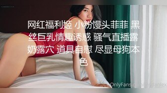 高清晰的摄像头，偷拍好清纯的服务员小姐姐上厕所