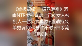 年轻小妹长相甜美跟小哥开房啪啪，自己揉着奶子抠着逼当然还要吃着大鸡巴，被小哥各种爆草抽插道具玩弄