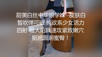 安装师傅上门服务，淫妻看着师傅身后情不自禁拿着自慰棒插入荡穴，叫的很小声不知道发现没有！