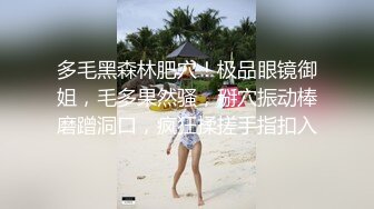 小哥的微胖女友，露脸镜头前啪啪给狼友看，让小哥压在身下吃奶子玩逼给狼友看，风骚的大屁股各种抽插爆草