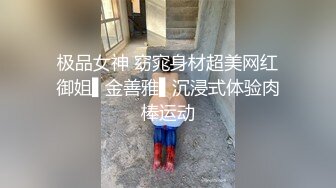 白皙大奶外围少妇，跪在地上深喉口交，揉捏奶子掰穴揉搓，抬起双腿抽插晃动奶子