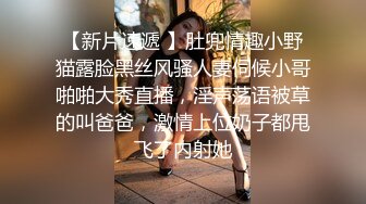 男：过来过来，嘴张开，张开张开。   精神小妹女：我怕吃到喉咙里去，吼吼吼！