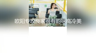 农村熟女骚妈的逼逼水真鸡巴多，连体开档情趣装给小哥舔弄大鸡巴，主动上位抽插被小哥无套爆草直接内射刺激