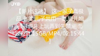  皮肤很白身材苗条的极品女神，和双男无套，前后夹击淫乱至极