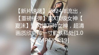 【两只小母狗】00后眼镜妹和姐妹一起，翘起美臀玻璃棒双洞齐插，一线天馒头肥穴，穿戴假屌骑乘操逼，年龄不大骚的很-