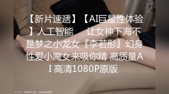  校园霸凌-扒光女生衣服强迫她坐地上叉开双腿充分暴露阴部,另一个女生用棍子插她逼