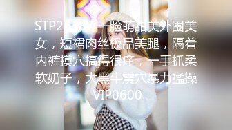 KTV厕所偷拍喝醉的美女趴在马桶上吐✿来个捡尸的屌丝男把她内裤脱了想上她