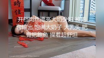 风骚的少妇一撩就上勾，两渣男扒光少妇玩3P，前面口交后面草她大屁股，揉捏奶子轮流伺候做在凳子上抽插