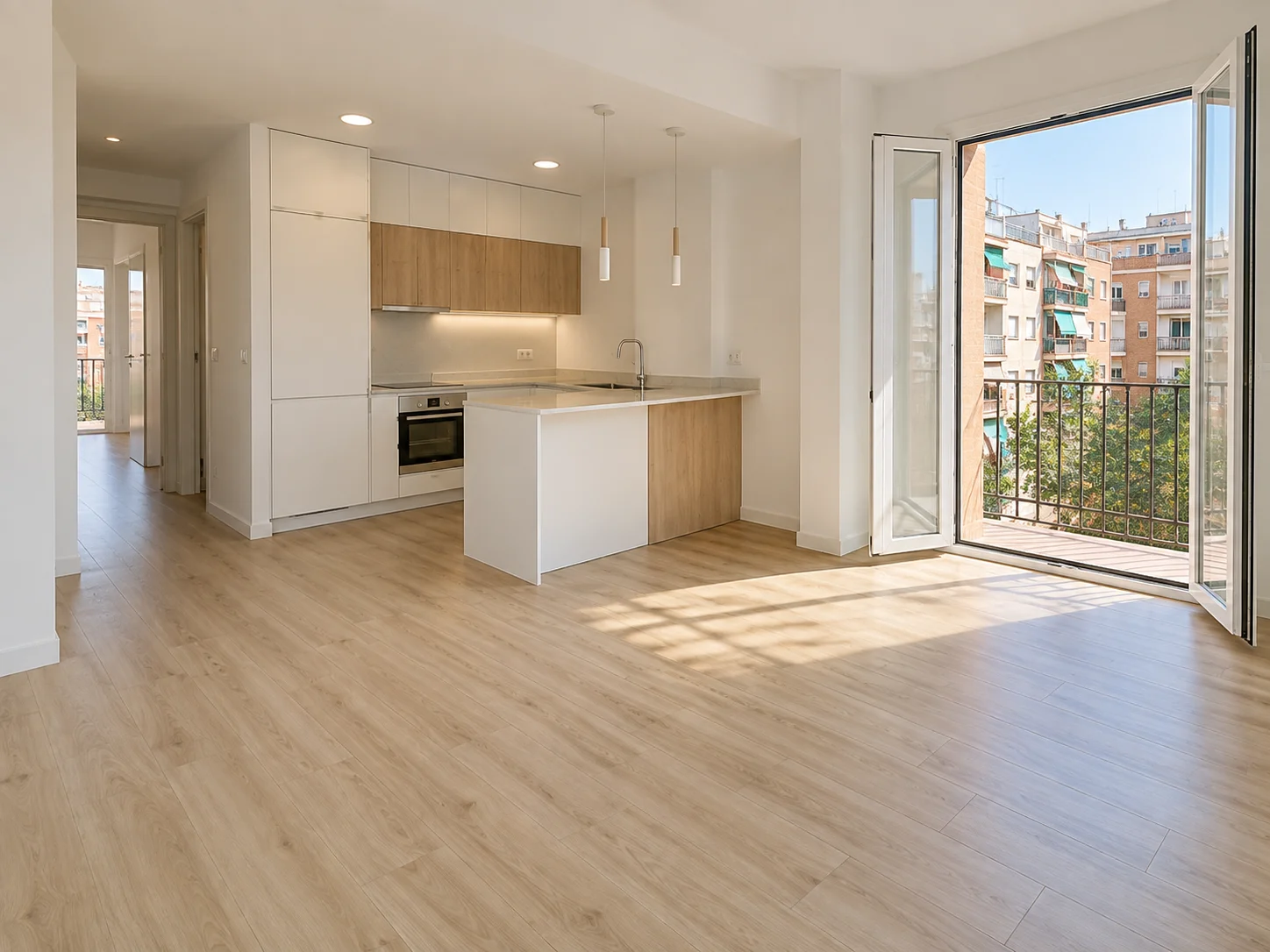 Piso reformado en L'Hospitalet de Llobregat con cocina integrada en el salón